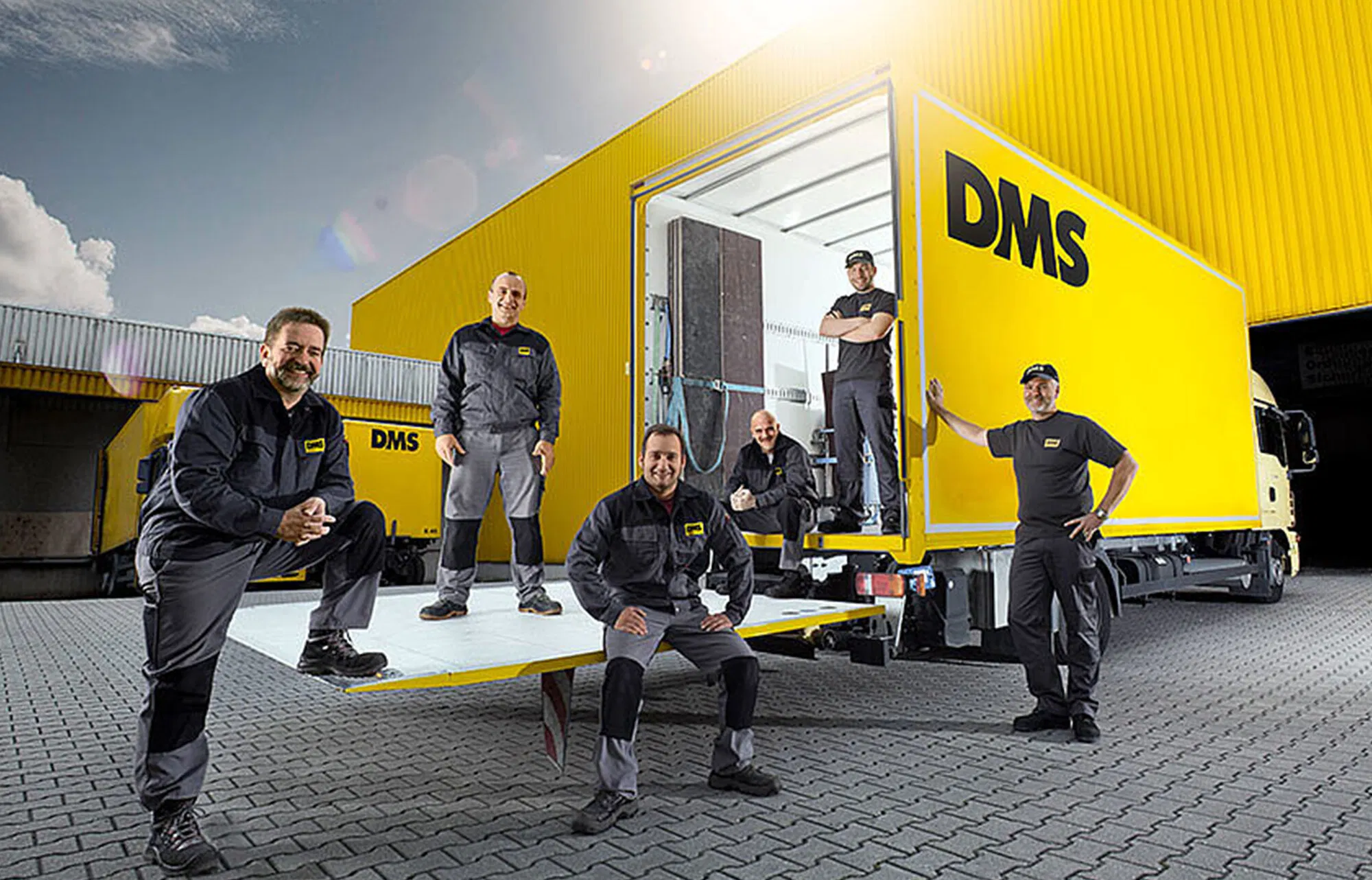 Umzugshelfer mit "DMS"-Umzugsfahrzeug
